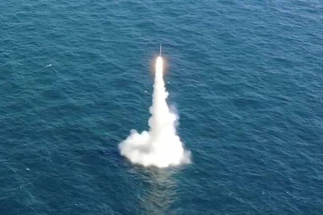 우리나라가 독자 개발한 잠수함발사탄도미사일(SLBM)이 15일 도산안창호함에 탑재돼 수중에서 발사되고 있다.   국방부 제공
