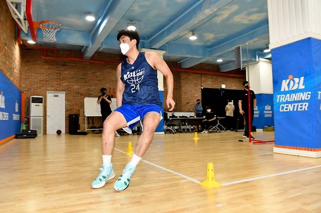 지난 7일 열린 드래프트 컴바인에 참석할 수 없었던 연세대 소속 3명이 따로 열린 측정에 참가했다.&nbsp; &nbsp;KBL 제공