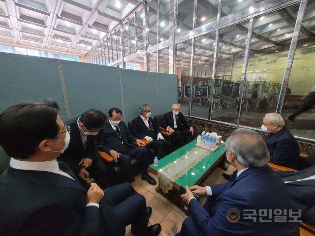 조용기 목사의 빈소가 차려진 서울 여의도순복음교회에서 한국교회 원로 목회자들이 참석한 가운데 위로예배를 드리고 있다.