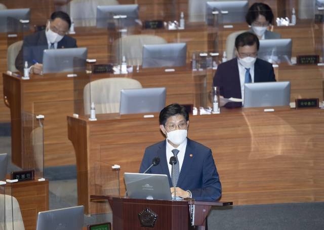 노형욱 국토교통부 장관이 15일 국회 본회의장에서 열린 경제분야 대정부 질문에서 의원들 질의에 답하고 있다. 뉴시스
