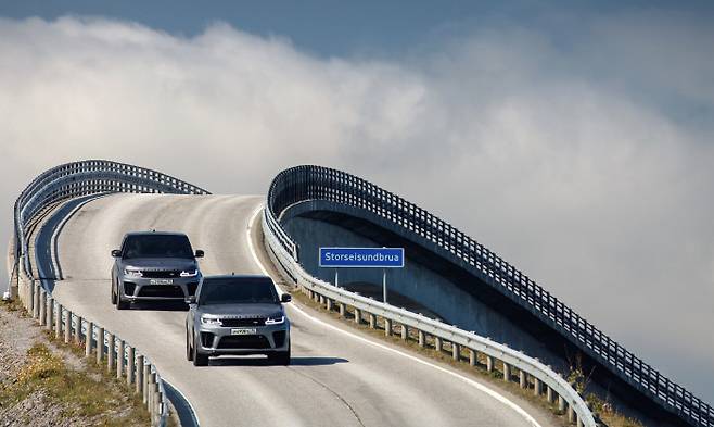 오는 29일 대한민국에서 전세계 최초로 개봉되는 영화 '007 노 타임 투 다이'에서 랜드로버 올 뉴 디펜더와 레인지로버 스포츠 SVR 등이 거침없는 질주 본능을 뽐내고 있다. <사진제공= 재규어 랜드로버 코리아>