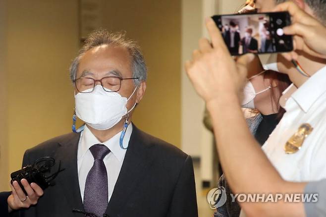 강제추행치상 혐의로 기소된 오거돈 전 부산시장이 지난 6월 부산 연제구 부산지방법원에서 열린 선고공판에 출석하고 있다. 이날 법원은 오 전 시장에게 징역 3년을 선고하고 법정구속했다. [사진 = 연합뉴스]