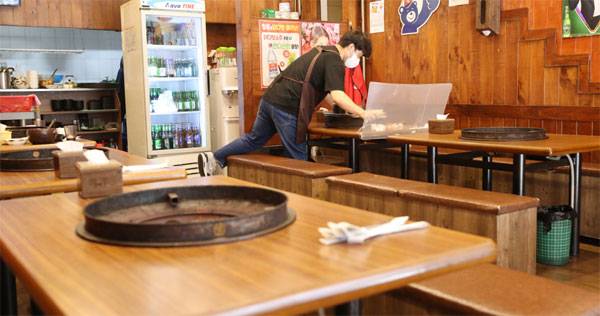 15일 오전 서울 종로의 한 식당에서 점주가 혼자서 점심 영업을 준비하고 있다. 이 식당은 한때 직원이 8명이었으나 코로나19와 최저임금 상승으로 모두 내보내고 혼자 운영하고 있다. [이승환 기자]