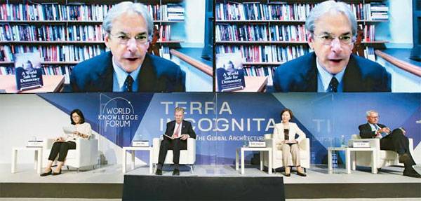 15일 `바이든 행정부의 글로벌 리더십 회복에 대한 평가` 세션에서 존 아이켄베리 프린스턴대 석좌교수가 강연을 하고 있다. 최종현학술원과 공동 주최한 이날 세션에는 칼 빌트 전 스웨덴 총리, 이숙종 성균관대 교수, 에스코 아호 전 핀란드 총리(오른쪽부터)가 참석했고, 손지애 이화여대 국제대학원 초빙교수가 좌장(왼쪽)을 맡았다.  [박형기 기자]