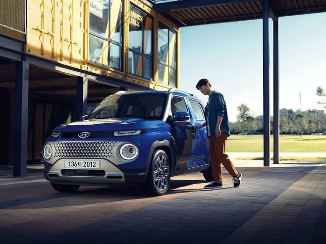 [서울=뉴시스] 박미소 기자 = 이달 29일 출시 예정인 현대차의 신규 엔트리 SUV ‘캐스퍼(CASPER)’가 18,940대의 얼리버드 예약(사전계약) 대수를 기록했다. (14일 8시 30분부터 24시 기준) 현대차는 지난 14 일부터 웹사이트 ‘캐스퍼 온라인'을 통해 100% 온라인으로만 캐스퍼의 얼리버드 예약을 진행했다. 사진은 캐스퍼 라이프스타일 이미지. (사진=현대차 제공) 2021.09.15. *재판매 및 DB 금지