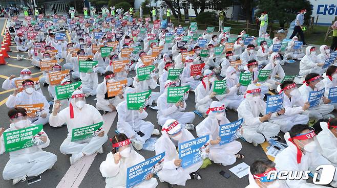 (수원=뉴스1) 김영운 기자 = 3일 오후 경기도 수원시 영통구 아주대학교병원 정문에서 보건의료노조 아주대의료원지부 조합원들이 총파업 전야제를 하고 있다, 2021.9.3/뉴스1