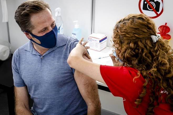 백신 접종 맞는 휘호 드용어 네덜란드 보건부장관/사진=AFP