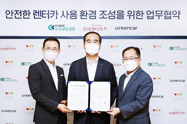 도로교통공단은 롯데렌탈·그린카와 업무협약을 체결했다. 사진은 협약식에 참석한 (왼쪽부터) 김현수 롯데렌탈 대표, 이주민 도로교통공단 이사장, 김경봉 그린카 대표. /사진제공=도로교통공단