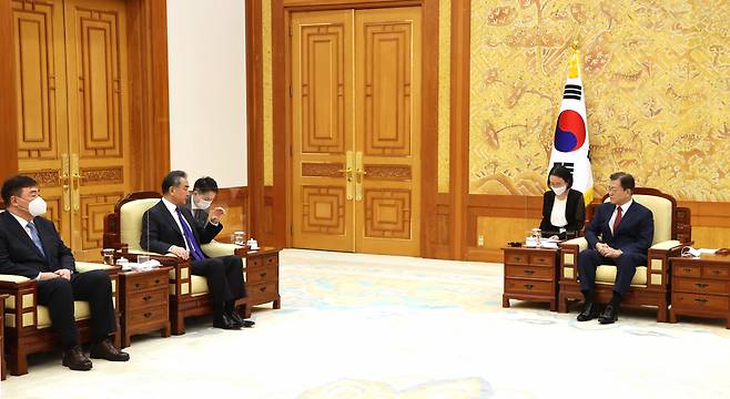 문재인 대통령이 15일 청와대 본관 접견실에서 왕이 중국 국무위원 겸 외교부장을 접견하며 왕이 외교부장의 인사말을 듣고 있다. [연합]