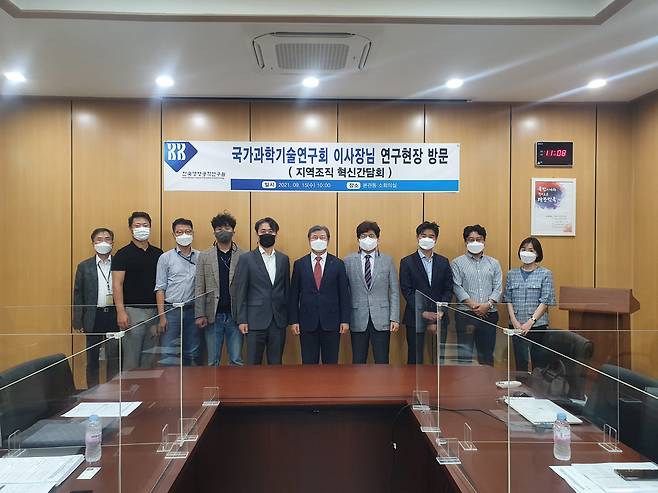 김복철(왼쪽부터 여섯번째) NST 이사장이 15일 전북 정읍소재 출연연 지역조직을 찾아 소통 간담회를 가졌다.[NST 제공]