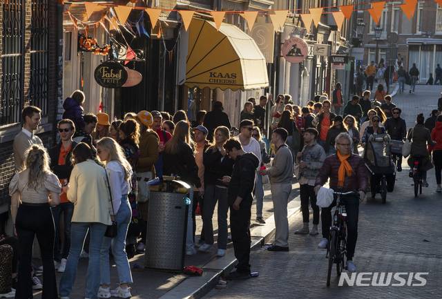 [암스테르담=AP/뉴시스]네덜란드 국왕의 생일인 27일(현지시간) 암스테르담 중심가에 시민들이 모여 빌럼 알렉산더르 국왕의 생일을 축하하고 있다. 네덜란드 정부가 국경일인 국왕의 생일에 코로나19 방역을 위한 사회적 거리 두기 규정 준수를 촉구했음에도 전국 도시에서 시민들이 거리로 모여들었다. 2021.04.28.