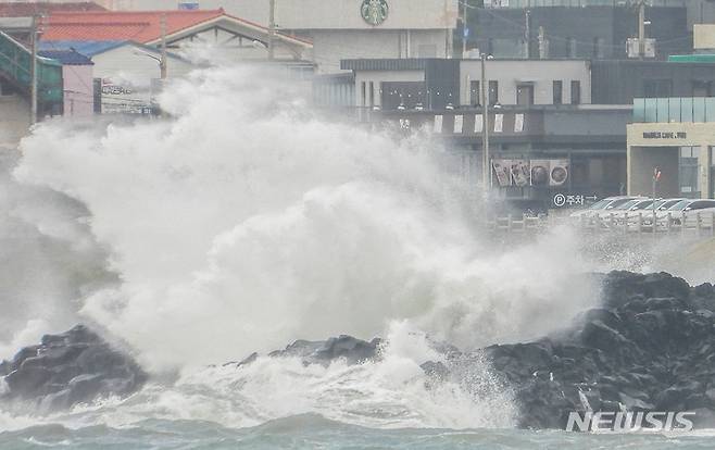 [서귀포=뉴시스] 우장호 기자 = 제14호 태풍 '찬투'의 영향으로 제주 전역에 강풍특보가 내려진 15일 오전 서귀포시 대정읍 상모리 해안에 높은 파도가 몰아치고 있다. 2021.09.15. woo1223@newsis.com