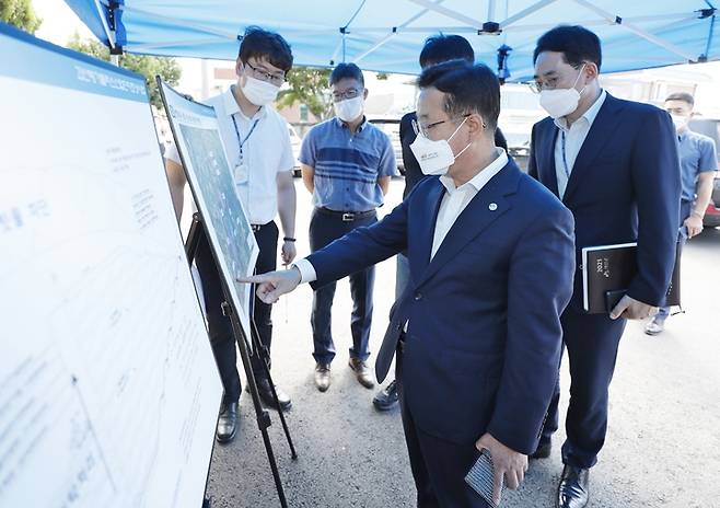 [괴산=뉴시스] 강신욱 기자 = 이차영 충북 괴산군수가 15일 사리면사무소 광장에서 진행된 괴산메가폴리스산업단지 조성사업 현장 주민설명회에 참석해 사업 추진현황을 살펴보고 있다. (사진=괴산군 제공) 2021.09.15. photo@newsis.com *재판매 및 DB 금지
