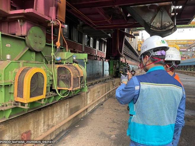[포항=뉴시스] 강진구 기자 = 포항제철소 직원들이 14일 오후 열화상카메라로 베어링 온도를 측정하고 있다.(사진=포스코 제공) 2021.09.15.photo@newsis.com *재판매 및 DB 금지