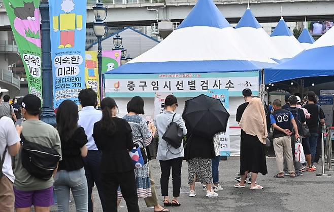 임시선별진료소를 찾은 시민들이 신종 코로나바이러스 감염증(코로나19) 검체검사를 받기 위해 줄을 서 있다. 이한형 기자