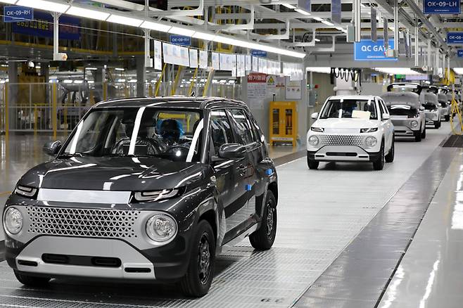 15일 오전 광주 광산구 빛그린산업단지 광주글로벌모터스 생산 라인에 현대차 경형SUV '캐스퍼'의 자태. 광주=뉴스1