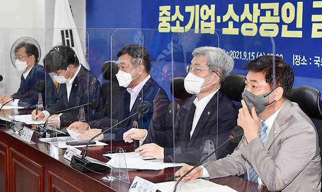 윤호중 더불어민주당 원내대표(왼쪽에서 세 번째)와 고승범 금융위원장(〃 네 번째) 등이 15일 서울 여의도 국회의원회관에서 열린 중소기업·소상공인 금융지원 당정협의에서 모두 발언하고 있다. 뉴스1