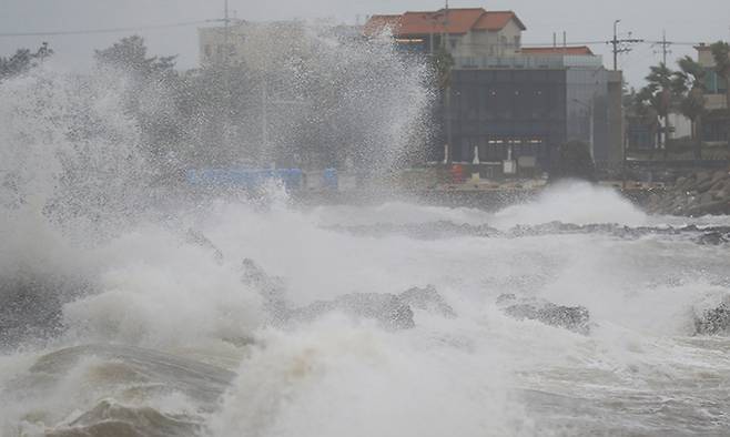 태풍 '찬투'가 제주를 향해 북상중인 15일 오후 제주시 용담해안도로에 거센 파도가 휘몰아치고 있다. 연합뉴스