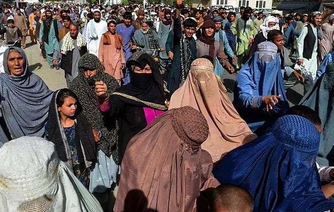 탈레반의 강제 퇴거 명령에 항의하는 칸다하르 주민들 AFP 연합뉴스