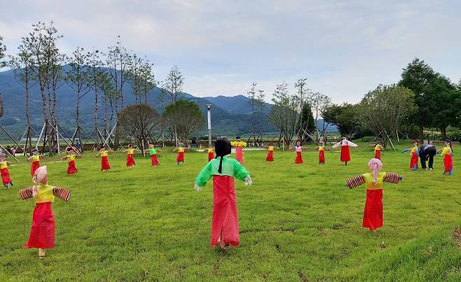 하동군 평사리 허수아비 전시