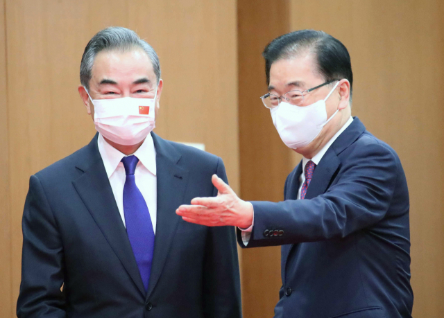 정의용(오른쪽) 외교부 장관과 왕이 중국 외교부장이 15일 서울 종로구 외교부 청사 회담장으로 들어서고 있다./연합뉴스