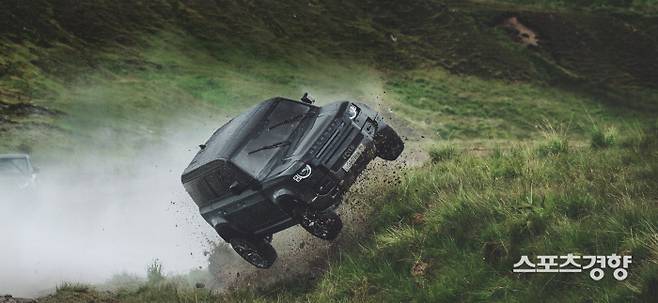 랜드로버 007 노 타임 투 다이에서 랜드로버 차량들 고난위도 추격신