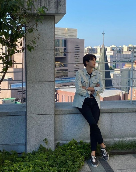Singer Seven shared her daily life through a photo.On the 15th, Seven posted a picture on his SNS.Seven in the photo is wearing a black The and pants and a white jacket, sitting on a railing with his arms crossed.Especially, even though it is a picture taken from afar, a large and clear figure that is contained without a margin on a small face gives a sculpture-like visual.The netizens admired Sevens appearance by leaving comments such as Its cool like a picture, Its cool, It looks so good with autumn and I feel it.Seven debuted as a singer in 2003, and began dating actor Lee Da-hae in 2015, publicly acknowledging her devotion in September 2016.Recently, MBC entertainment Power of omniscient interfering, two peoples phone calls were released and collected topics.
