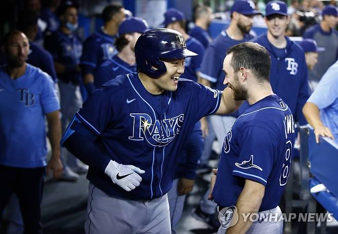 2회초 선제 솔로 홈런 터뜨리고 기뻐하는 최지만 [AFP=연합뉴스]