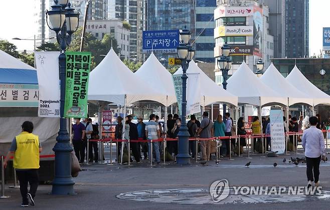 다시 2천명대, 추석 방역 괜찮을까 (서울=연합뉴스) 신준희 기자 = 15일 서울역 광장에 마련된 코로나19 임시 선별검사소에 시민들이 검사를 받기 위해 기다리고 있다.
이날 코로나19 신규 확진자 수는 2천80명으로, 6일만에 다시 2천명대로 올라섰다. 2021.9.15 hama@yna.co.kr