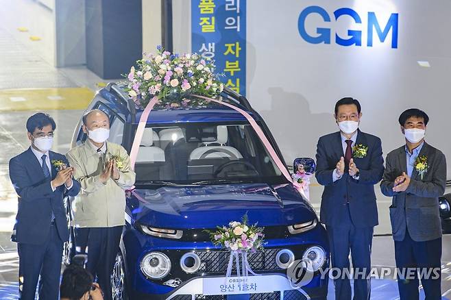 '캐스퍼 1호 생산차를 소개합니다' (광주=연합뉴스) 정회성 기자 = 15일 오전 광주 광산구 빛그린산업단지 내 광주글로벌모터스(GGM) 공장에서 '광주형 일자리' 첫 번째 완성차인 캐스퍼 1호 생산차가 공개되고 있다. 왼쪽부터 공영운 현대자동차 사장, 박광태 광주글로벌모터스 대표이사, 이용섭 광주시장, 윤종해 한국노총 광주본부 의장. 2021.9.15 [공동취재] hs@yna.co.kr