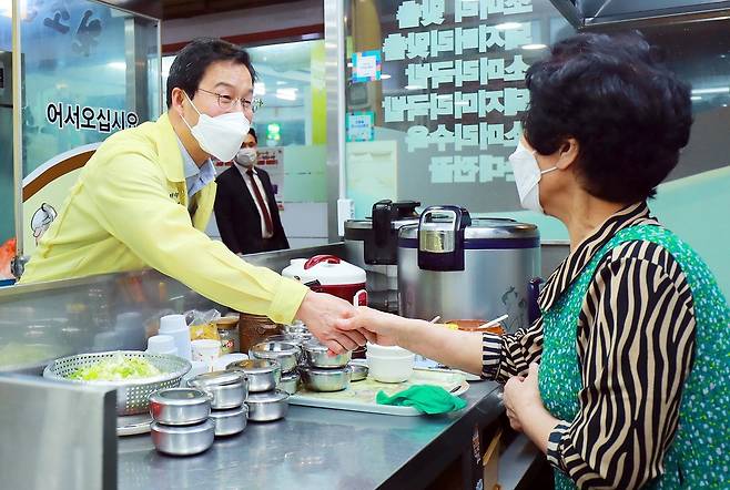 전통시장 방문한 류태호 태백시장 [태백시 제공.재판매 및 DB 금지]