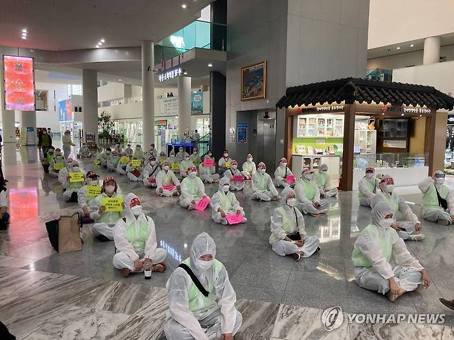 호남권역재활병원 파업…시청 점거농성 (광주=연합뉴스) 15일 오전 광주 서구 광주시청 로비에서 보건의료노조 호남권역재활병원지부 노조원들이 청사 점거 농성을 벌이고 있다. 2021.9.15 [보건의료노조 호남권역재활병원지부 제공. 재판매 및 DB 금지] iny@yna.co.kr