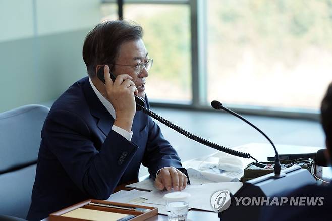 안창호함 함장과 통화하는 문 대통령 (서울=연합뉴스) 문재인 대통령이 15일 국방과학연구소 안흥시험장에서 미사일 전력 발사 시험을 참관하며 잠수함 발사 비행시험에 성공한 도산 안창호함 함장과 통화하고 있다.  2021.9.15  [청와대 제공. 재판매 및 DB금지] jjaeck9@yna.co.kr