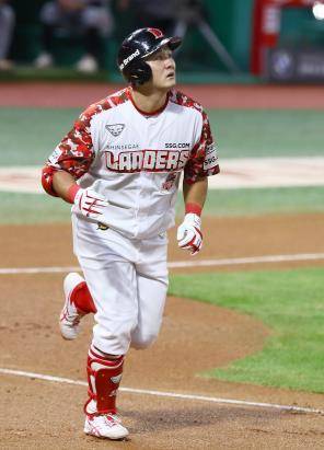 홈런 타구 바라보는 최주환 SSG 랜더스 최주환이 15일 인천 SSG 랜더스필드에서 열린 프로야구 한화 이글스와 홈경기 1회에 투런 홈런을 기록한 뒤 타구를 바라보고 있다. [SSG 랜더스 제공. 재배포 및 DB금지]