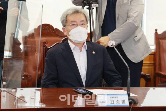 [이데일리 김태형 기자] 고승범 금융위원장이 16일 오후 서울 중구 은행연합회에서 열린 ‘금융위원장-금융협회장 간담회’에 참석하고 있다.