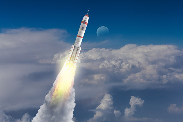 ADD가 우주 로켓용 고체추진기관 연소시험에 성공함에 따라 고체추진기관과 액체추진기관을 활용한 우주로켓을 쏠 가능성이 커졌다.(사진=이미지투데이)