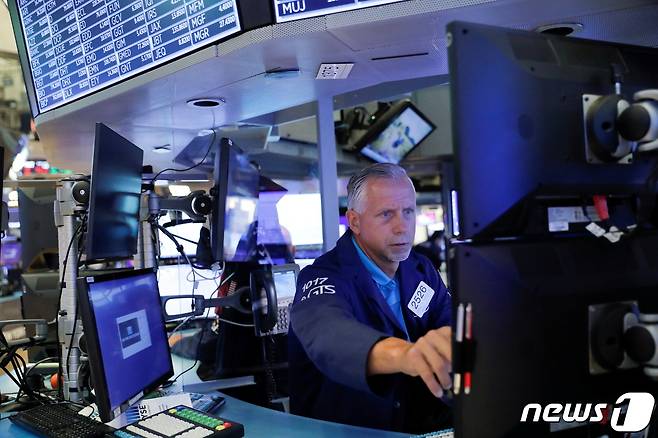 뉴욕증권거래소의 한 트레이더 © 로이터=뉴스1