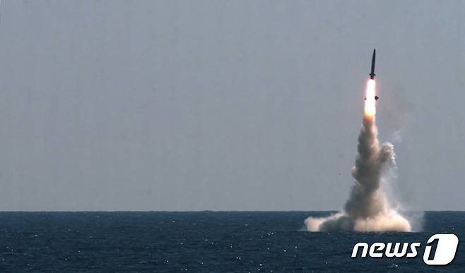 우리나라가 자체 개발한 잠수함발사탄도미사일(SLBM)의 잠수함 발사시험이 15일 국내 최초로 성공했다. 이날 악천후 속에서 실시된 SLBM의 잠수함 발사시험 성공은 세계 7번째다. 사진은 15일 도산안창호함에 탑재돼 수중에서 발사되는 SLBM 발사 모습. (국방부 제공) 2021.9.15/뉴스1 © News1 이성철 기자