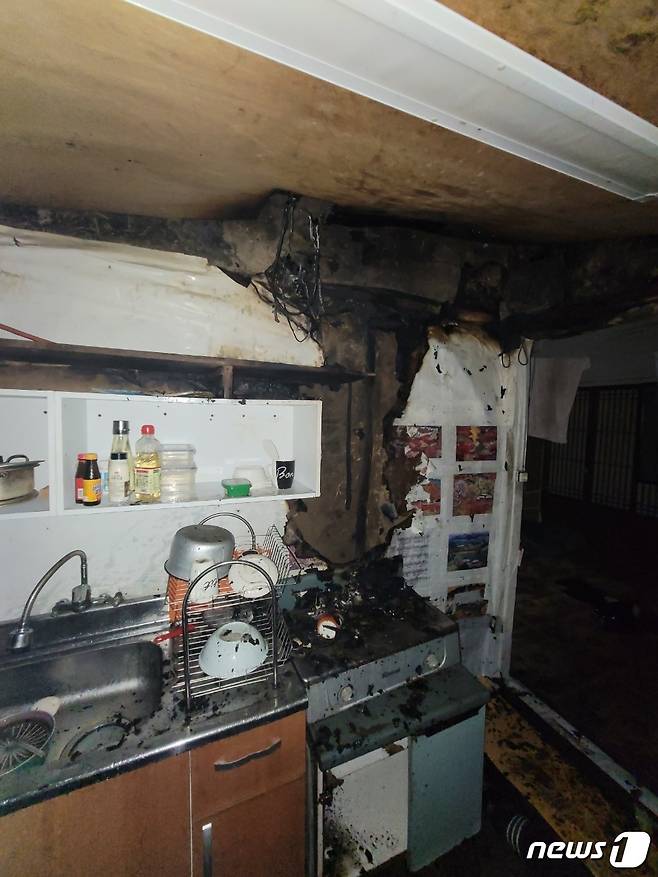 16일 오전 1시25분쯤 제주시 화북일동의 한 단독주택에서 방화로 인한 화재가 발생했다.(제주소방서 제공) 2021.9.16/뉴스1© News1