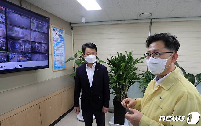 김현수 농림축산식품부 장관이 2일 전북 김제시 도드람 김제 FMC에서 추석 성수기 대비 축산물 수급 및 코로나19 방역 현장점검을 하고 있다. (농림축산식품부 제공) 2021.9.2/뉴스1 © News1 장수영 기자