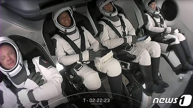 크루드래곤 우주선에 탑승한 민간인 승무원. © AFP=뉴스1