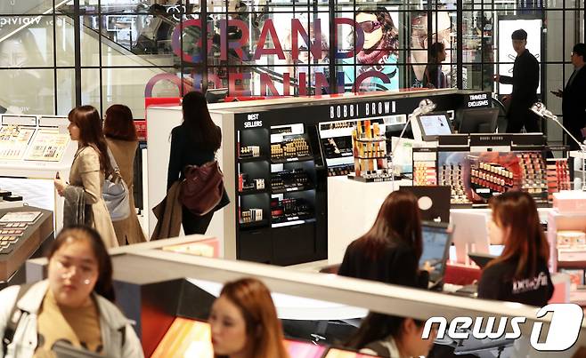 서울시내 한 백화점면세점 뷰티 매장. 2018.11.1/뉴스1 © News1 오대일 기자
