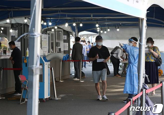서울역 선별진료소에서 시민들이 신종 코로나바이러스 감염증(코로나19) 검사를 받고 있다. 2021.9.15/뉴스1 © News1 신웅수 기자