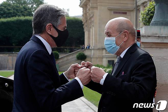 토니 블링컨 미국 국무장관이 25일(현지시간) 파리 케도르세에서 장 이브 르 드리앙 프랑스 외무장관과 주먹인사를 하고 있다. © AFP=뉴스1 © News1 우동명 기자