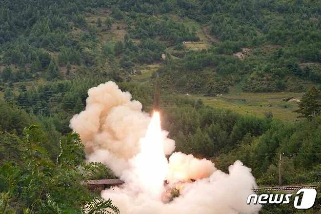 (평양 노동신문=뉴스1) = 북한이 15일 철도기동미사일연대 검열사격 훈련을 진행했다고 노동당 기관지 노동신문이 16일 보도했다. 김정은 당 총비서는 참석하지 않았다. 사진은 신문이 공개한 미사일 발사 장면으로 열차에 설치된 발사대에서 미사일이 발사되고 있다. 합동참모본부는 전날 북한이 두 발의 단거리 탄도미사일을 발사했다고 밝힌 바 있다. [국내에서만 사용가능. 재배포 금지. DB 금지. For Use Only in the Republic of Korea. Redistribution Prohibited] rodongphoto@news1.kr