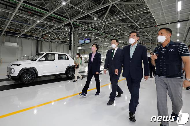 더불어민주당 대선 경선 후보인 이낙연 전 대표가 16일 오후 광주 광산구 빛그린산업단지 광주글로벌모터스(GGM)에서 김영권 GGM 생산본부장의 설명을 들으며 현대차 경형SUV '캐스퍼' 생산라인을 둘러보고 있다. 2021.9.16/뉴스1 © News1 황희규 기자