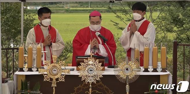 천주교 전주교구는 16일 초남이성지 유해 안치소에서 '한국 최초의 순교자 복자 윤지충 바오로와 권상연 야고보, 신유박해 순교자 복자 윤지헌 프란치스코 현양 미사 및 유해 안치식'을 거행했다.2021.9.16/© 뉴스1