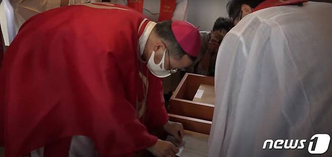 천주교 전주교구는 16일 초남이성지 유해 안치소에서 '한국 최초의 순교자 복자 윤지충 바오로와 권상연 야고보, 신유박해 순교자 복자 윤지헌 프란치스코 현양 미사 및 유해 안치식'을 거행했다.2021.9.16/© 뉴스1