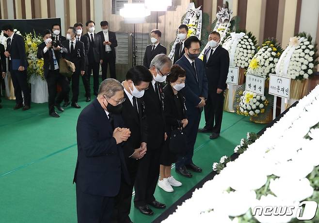 소강석 한교총 대표회장을 비롯해 이영훈 여의도순복음교회 담임목사, 최성규 인천순복음교회 원로목사, 김은호 오륜교회가 지난 15일 빈소가 마련된 서울 여의도순복음교회에서 첫 헌화와 기도를 하고 있다. (제공 여의도순복음교회)© 뉴스1