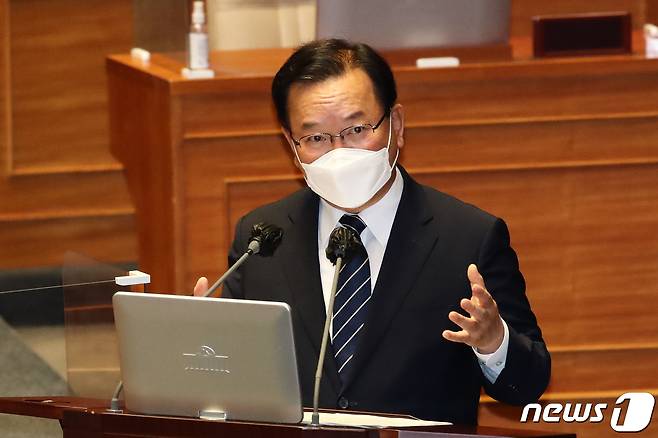 16일 국회 본회의장에서 열린 교육·사회·문화 분야 대정부 질문에서 김부겸 국무총리가 의원들의 질문에 답하고 있다. 2021.9.16/뉴스1 © News1 오대일 기자